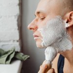 Męska skóra pod lupą: jak dobrać żel zgodny z jej pH i pożegnać podrażnienia