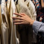 Moda z sumieniem: jak budować etyczną szafę i wspierać odpowiedzialne marki