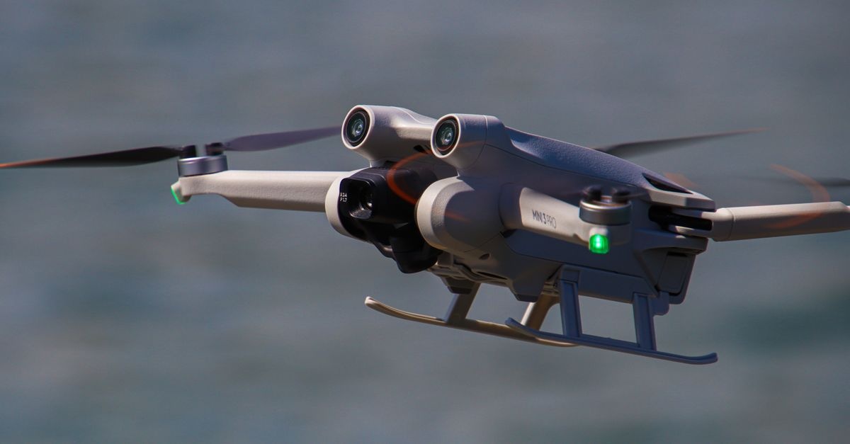 Dron kontra żywioły: jak nagrywać spektakularne ujęcia w wietrze, mrozie i deszczu