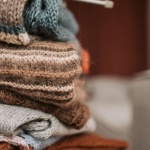 Nie wyrzucaj, uratuj! Jak przywrócić kształt rozciągniętym swetrom i T-shirtom