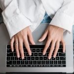 Wyloguj rozproszenia: jak wprowadzić cyfrowy minimalizm i odzyskać uwagę