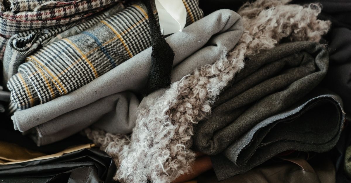 Flanela czy tweed? Przewodnik po tkaninach, które definiują styl i sezon