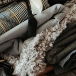 Flanela czy tweed? Przewodnik po tkaninach, które definiują styl i sezon